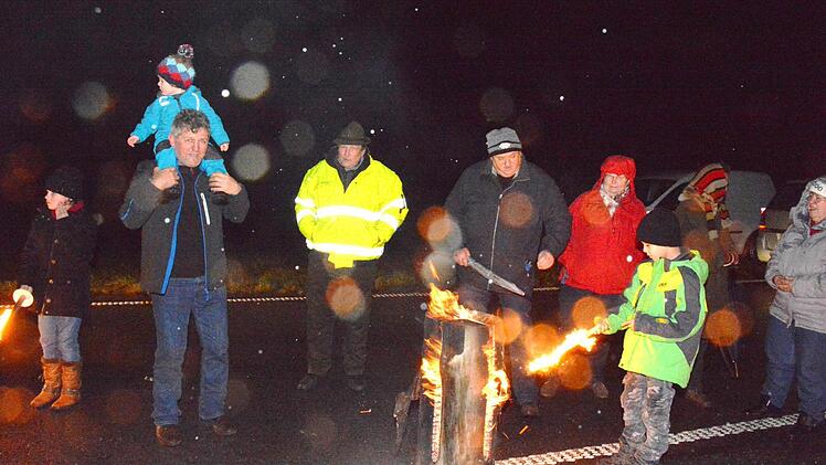 Die Schwedenfeuer loderten entlang der Straße von Dürrenried nach Käßlitz, als am Freitag der Jahrestag der Grenzöffnung vor 25 Jahren gefeiert wurde. Bild: Schmidt