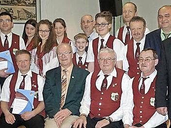 NBMB-Kreisvorsitzender Wolfgang Müller (Zweiter von rechts) und stellvertretender Bezirksvorsitzender Thomas Kolb (Dritter von rechts) zeichneten verdiente Musiker aus. Mit im Bild Bürgermeister Gerhard Wunder (Zweiter von links), Vorsitzender Gerhard Gareis (rechts) und Dirigent Michael Deuerling (links). Fotos: Susanne Deuerling
