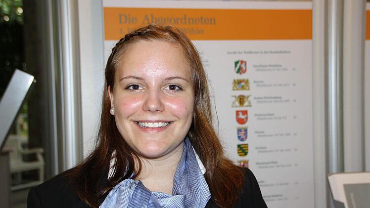 "Wir nehmen das Thema auch gerade in Sozialkunde durch, deshalb ist das sehr interessant hier", sagte Svenja Schönstein gestern bei der Eröffnung. Die 18-Jährige ist Auszubildende bei der VR-Bank Bad Brückenau/Bad Kissingen und besuchte die Wanderausstellung zusammen mit weiteren Azubis. "Vor allem informiere ich mich gerade über Erst- und Zweitstimmen, weil ich ja selbst jetzt wählen darf." Und dann gab es noch ein Gruppen-Foto mit MdB Sabine Dittmar. Foto: Ralf Ruppert