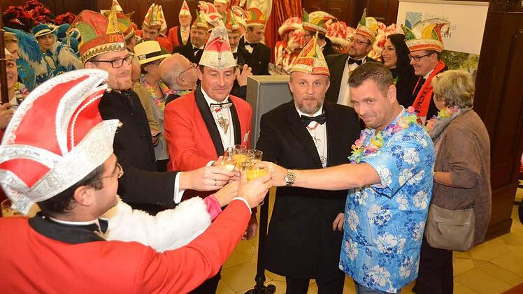 Die Narren beim Rathaussturm in Bad Kissingen.  Foto: Peter Rauch