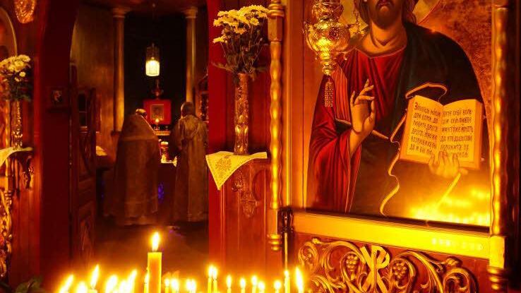 Ikonen und Kerzen sind ein Teil der orthodoxen Frömmigkeit. Orthodoxe Weihnacht in Bischofsheim. Foto: Marion Eckert