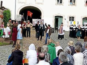 Szene im Schlosshof des Museums Blankenhain Foto: Dieter Hübner