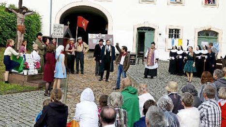 Szene im Schlosshof des Museums Blankenhain Foto: Dieter Hübner