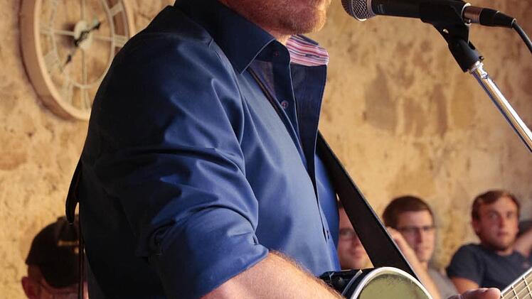 Musik-Comedian Alexander Göttlicher griff im Biergarten des Wirtshauses Sponsel in die Saiten. Foto: Josef Hofbauer