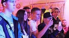 Die Stimmung war hervorragend. Viele Fans, die teils von weit her kamen, hielten das Geschehen mit dem Smartphone fest.