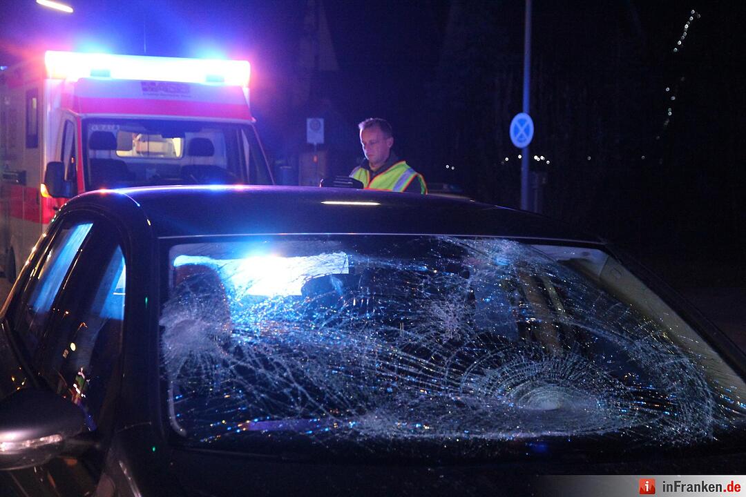 Auto erfasst zwei Fußgänger in Igensdorf