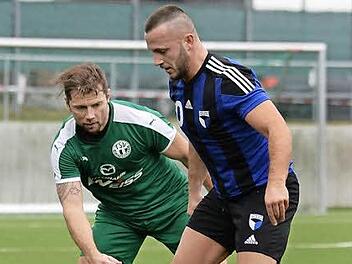 Der Neudrossenfelder Routinier Florian Ascherl (l., hier im Duell mit dem Forchheimer Adem Selmani) wird gegen Röslau aus beruflichen Gründen nicht mit von der Partie sein.  Foto: Peter Mularczyk