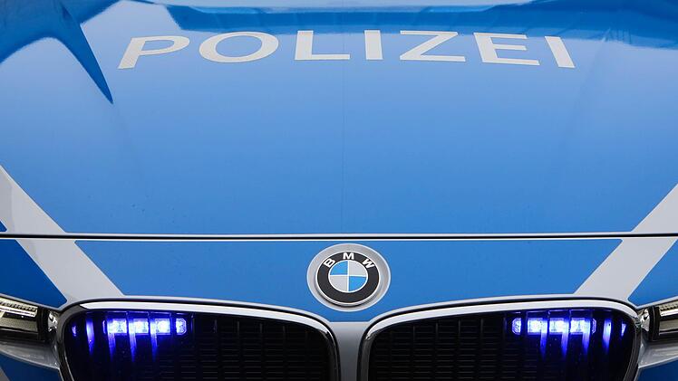 In Kronach ist am Mittwochabend ein Betrunkener in der Innenstadt festgenommen worden, der randaliert hatte. Foto: Arne Dedert/dpa