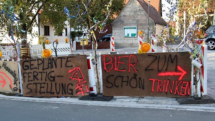 Die "stille Baustelle" muss man sich schön trinken, meinten die Ortsburschen. Foto: Richard Sänger