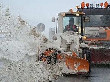 Wenn der Winter einbricht, wird dem Markt Grafengehaig eine neue Schneefräse zur Verfügung stehen. Symbolfoto: Stefan Sauer/dpa