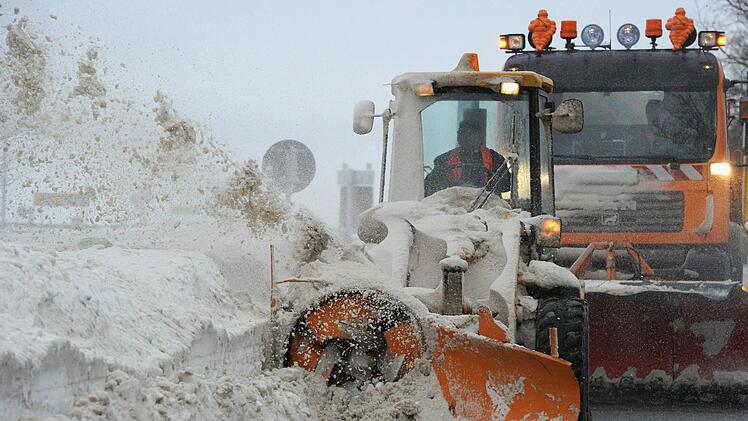 Wenn der Winter einbricht, wird dem Markt Grafengehaig eine neue Schneefräse zur Verfügung stehen. Symbolfoto: Stefan Sauer/dpa