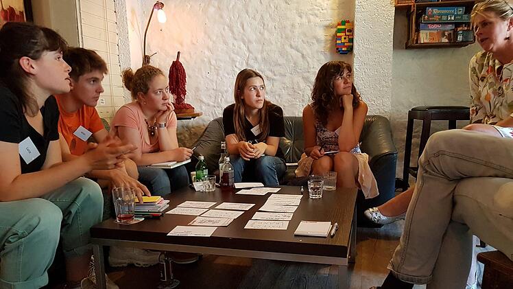 Die Arbeitsgruppe "Kommunikation" bespricht mit Anna Scherbaum (rechts), wie sie ihre Stichpunkte der Gesamtgruppe vorstellen. Foto: Sarah Seewald