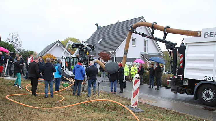 Die bauausführende Firma zeigte den Bürgermeistern und Mitarbeitern von Behörden, wie das Trenchen beim Pilotprojekt in Bad Staffelstein funktioniert.Matthias Einwag