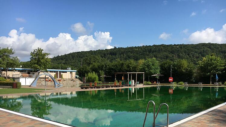 Top hergerichtet, nur die Besucher fehlen, aber nicht nur dem Ebracher Freibad.Foto: Anette Schreiber