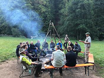 Der  Tagesplan wird am Lagerfeuer besprochen. Foto: Marion Eckert
