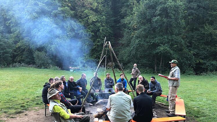 Der  Tagesplan wird am Lagerfeuer besprochen. Foto: Marion Eckert