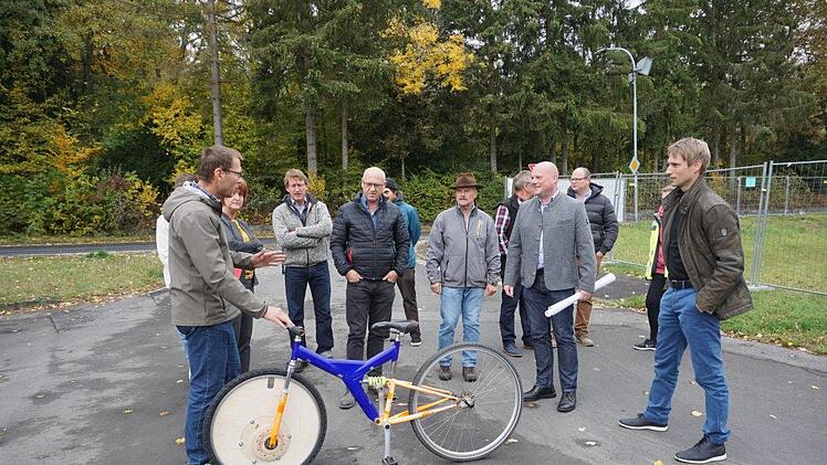 Siegfried Neumann (links) hat ein Pumpbike für Asphalt gebastelt. Er lud  zum Ausprobieren ein. Foto: Martion Eckert