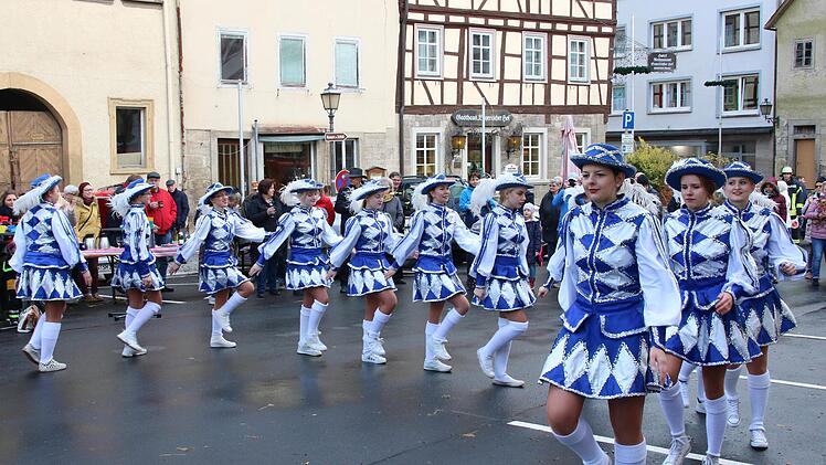 Die Elferrats-Garde unter der Leitung von Monika Petsch tanzte bei der  Karnevals-Eröffnung auf dem Marktplatz. Foto: Dieter Britz