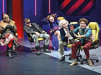 Oliver Niemeier, Bertram Maxim Gärtner, Marie-Paulina Schendel, Carlotta Freyer und Daniel Seniuk ( v. l.) in "Fort Schreiten" Foto: M. Kaufhold