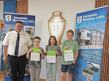 B&uuml;rgermeister Jochen Weber bedankt sich bei Adrian Casper, Theresa Rux und Hannes Stumpf (v. l.) f&uuml;r ihrer vorbildlichen Einsatz bei einem Zimmerbrand.