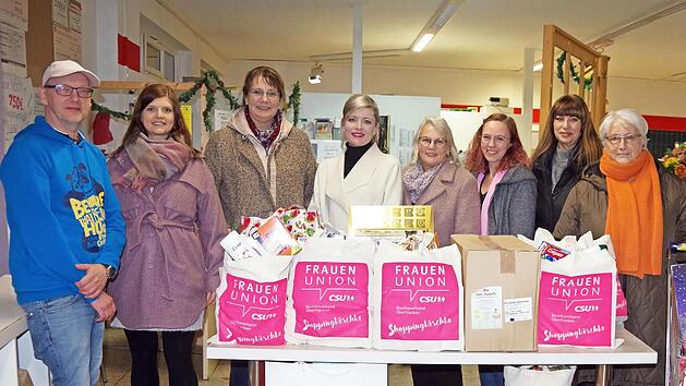Die Kreisvorsitzende der Frauenunion Sheila Schelk (Dritte von rechts) &uuml;bergab zusammen mit dem Vorstand zahlreiche Adventsgaben, Lebensmittel und Hygieneartikel an &bdquo;L&auml;dla&ldquo;-Leiter Andreas R&uuml;ger (links).