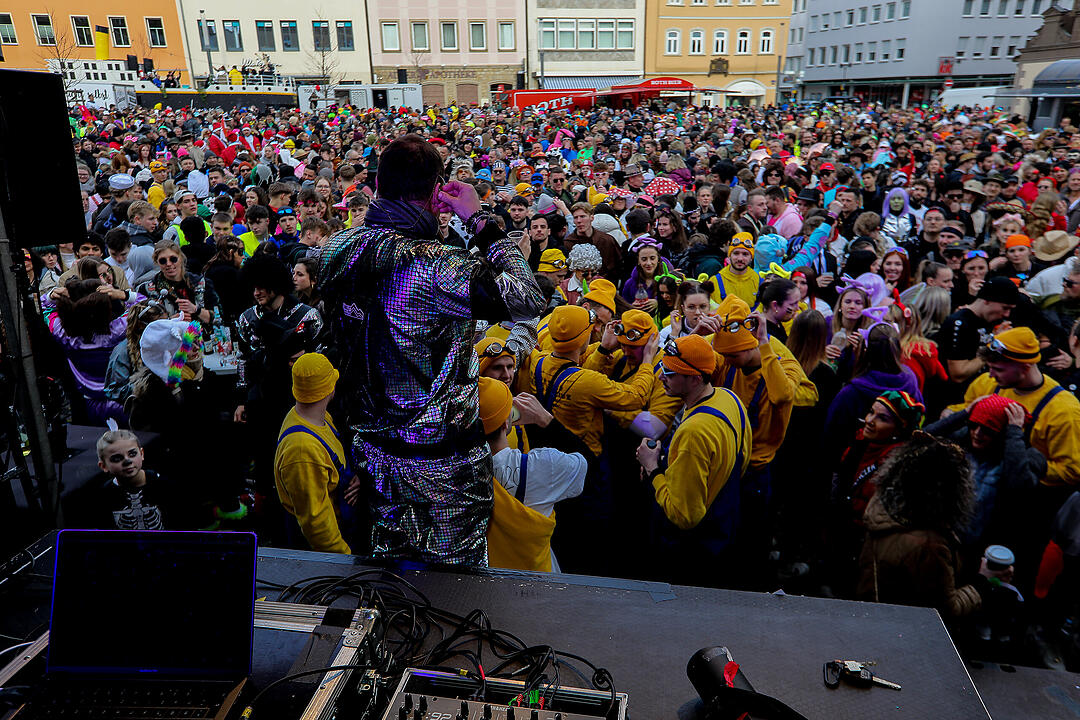 Große Party nach dem Faschingsumzug am Marktplatz.