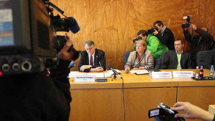 Die Fotografen machen vor der Pressekonferenz ihre Bilder.