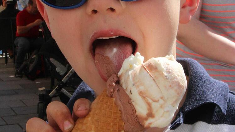 Lukas genießt ein Eis in der Forchheimer Innenstadt.