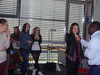 Roberto Turyamureeba "demonstriert" an Lena, wie man sich in Uganda begrüßt.  Foto: Heike Schülein