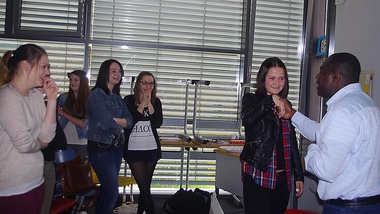 Roberto Turyamureeba "demonstriert" an Lena, wie man sich in Uganda begrüßt.  Foto: Heike Schülein