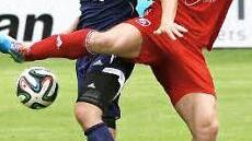 Andreas Pistor (links) brachte kasendorf gegen den FSV Stadeln in Führung, doch am Ende hieß es 1:3. Foto: Monika L immer