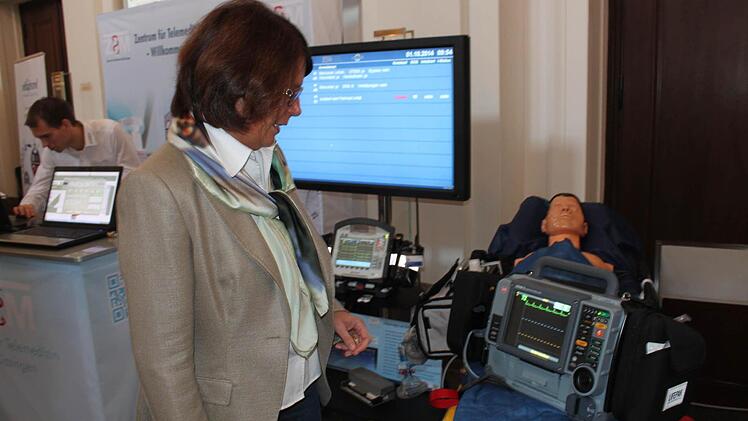 Prof. Dr. Monika Reuss-Borstmit einem Defibrillator, der sämtliche Vitalfunktionen des Patienten übermitteln kann.