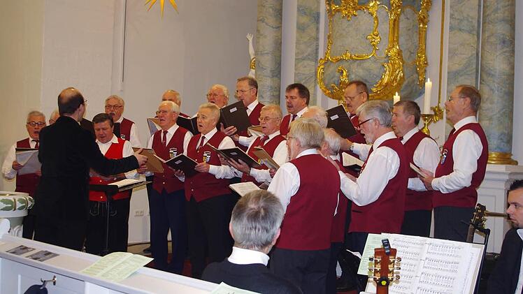 Der Gesangverein Oberrodach unter Leitung von Sascha Reimann Foto: Heike Schülein