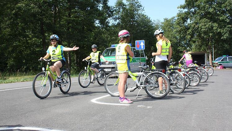 Schüler bei der Verkehrswacht. Foto: Robert Huger