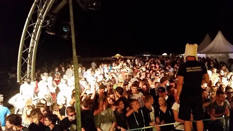Rund 1000 Besucher kamen zu der Party auf einer Wiese bei Tannfeld. Fotos: privat