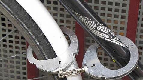Ob Handschellen ein guter Schutz vor Fahrraddiebstahl sind? Fotos: Polizei