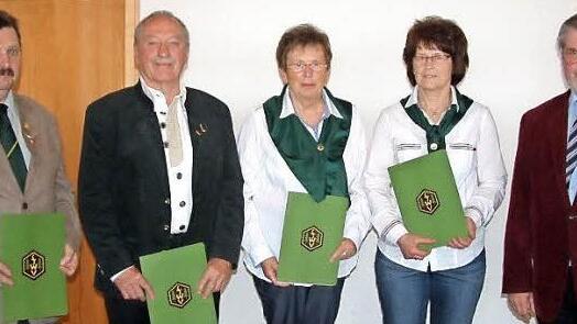 Mit dem goldenen Ehrenzeichen wurden vom stellvertretenden Hauptvorsitzenden Josef Daum (rechts) ausgezeichnet der Nurner Karlheinz Deuerling sowie die Bobengr&uuml;ner Siegfried Baderschneider, Gisela Baderschneider und Gerlinde Ro&szlig;ner (von links) ausgezeichnet.