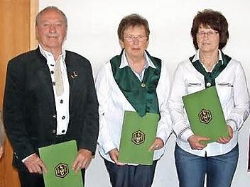 Mit dem goldenen Ehrenzeichen wurden vom stellvertretenden Hauptvorsitzenden Josef Daum (rechts) ausgezeichnet der Nurner Karlheinz Deuerling sowie die Bobengrüner Siegfried Baderschneider, Gisela Baderschneider und Gerlinde Roßner (von links) ausgezeichnet.