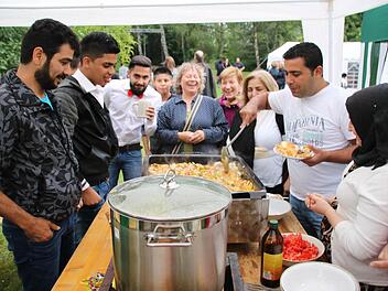 Beim "Fest der Begegnung" kochen Flüchtlinge und Deutsche gemeinsam ein syrisches Gericht aus Hühnchen, Gemüse und Curry. Fotos: Ronald Heck