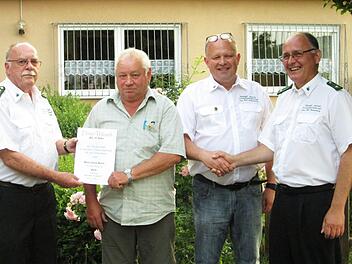 Ehrenschützenmeister Detlef Eigen (l.) und Sportleiter Heinz Frötschner (rechts) dankten Erich Bayer (zweiter von links) und Andreas Rieß (zweiter von rechts) für ihre Treue.