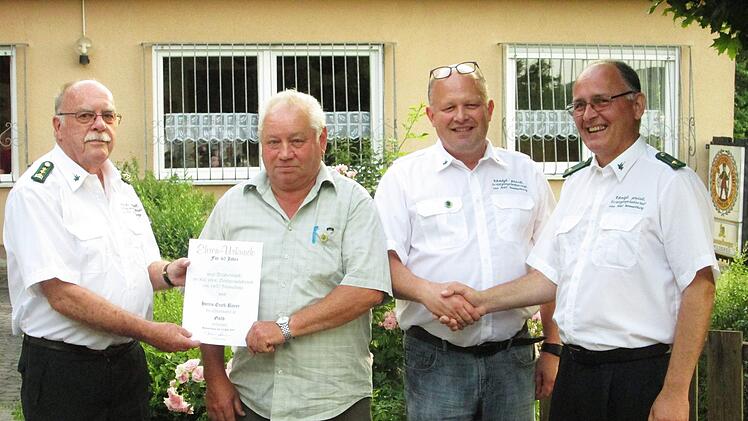 Ehrenschützenmeister Detlef Eigen (l.) und Sportleiter Heinz Frötschner (rechts) dankten Erich Bayer (zweiter von links) und Andreas Rieß (zweiter von rechts) für ihre Treue.