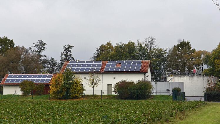 Der Strom der Photovoltaikanlage auf der Kläranlage in Wonfurt wird zu 80 Prozent selbst genutzt. Foto Ulrike Langer