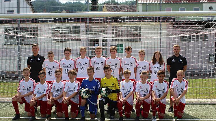 Meister der C-Junioren-Kreisliga Coburg/Kronach und Aufsteiger in die Bezirksoberliga: Die U14 des FC Coburg (hinten von links): Trainer Marcel B&uuml;chner, Moritz Bergmann, Tim Faber, Marc Fleischmann, Phillipp Pohl, Tim-Luca Lorenz, Maximilian Kling, Hannah Mesch, Trainer Tim Niechziol; (vorne von links): Jano Scheler, Nikita Tierbach, Janis Zethner, Karl Heider, Felix Angerm&uuml;ller, Tim Rei&szlig;mann, Anton Luft, Elias Holzheimer, Riyaz Khalili, Jonas Trumpp. - Es fehlt: Lenny W&ouml;hner.