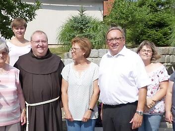Unser Bild zeigt (vorne, von links) Bürgermeister Franz Uome, Jubilarin Gretel Dietz, Pfarrer Pater Adrian Manderla, Tochter Hildegard, stellvertretenden Landrat Dieter Schaar, Yvonne Seiler, Enkelin Stephanie und Schwiegersohn Herbert sowie (hinten, von links) Sohn Fred mit Lebensgefährtin und deren Tochter.  Foto: Klaus-Peter Wulf