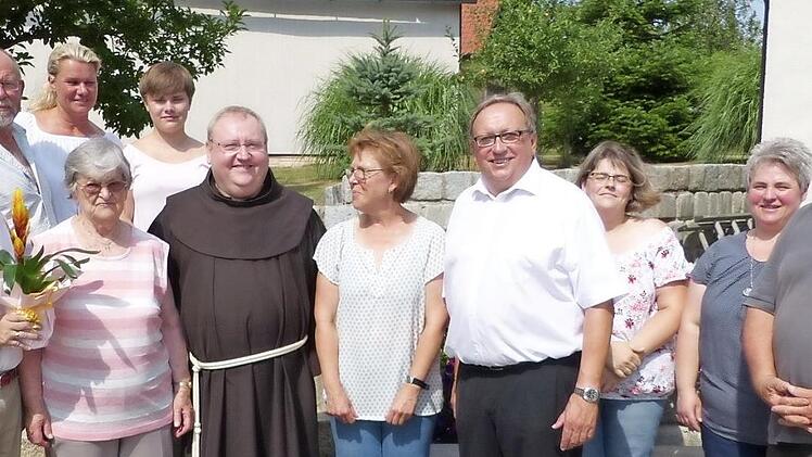 Unser Bild zeigt (vorne, von links) Bürgermeister Franz Uome, Jubilarin Gretel Dietz, Pfarrer Pater Adrian Manderla, Tochter Hildegard, stellvertretenden Landrat Dieter Schaar, Yvonne Seiler, Enkelin Stephanie und Schwiegersohn Herbert sowie (hinten, von links) Sohn Fred mit Lebensgefährtin und deren Tochter.  Foto: Klaus-Peter Wulf