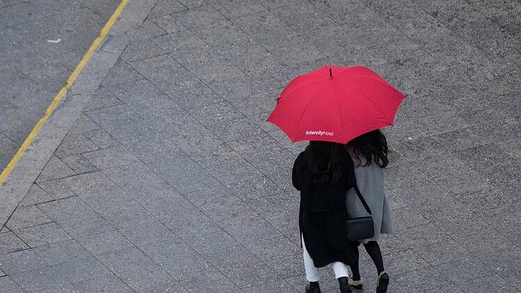 Am Wochenende soll es in Franken regnen. Zusätzlich sollen die Temperaturen ansteigen. Das Wetter in Franken wird wechselhaft. Symbolfoto: Boris Roessler/dpa