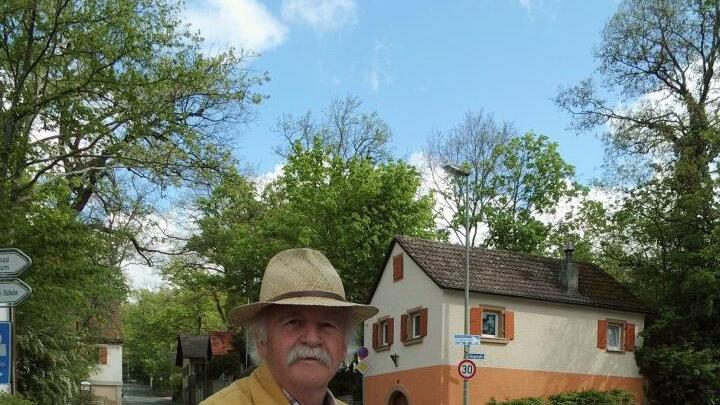 Rudolf Lumm portr&auml;tiert das Kellerh&auml;uschen    Foto: Britta Schnake