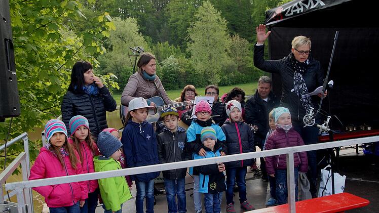 Die Buben und Mädchen aus dem Kindergarten gestalteten die Feier mit Liedern.