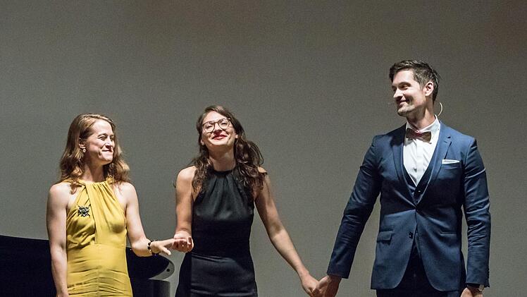Nora Lentner, Klara Hornig und Dorian Schneider erhielten reichlich Applaus für ihr Programm unter dem Motto "Musik und Magie" im Coburger Pfarrzentrum St. Augustin.Foto: Jochen Berger