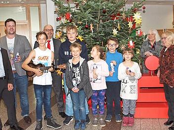 Mit einer kleinen Feierstunde im Foyer der Sparkasse wurde die Hilfsaktion "Pflücken Sie einen Wunschstern vom Weihnachtsbaum" eröffnet. Foto: Alfred Thieret